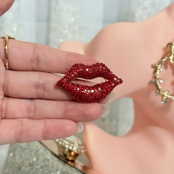 ⚜️ Red Crystal Lip Brooch 💋 - Picture 5 of 5